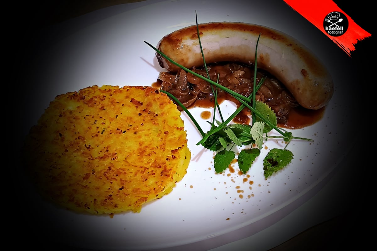 butterrösti, zwiebelsauce,  Bratwurst, Olma, fotohaefeli, jörg haefeli, food fotograf, Jörg Bechinger St Georgen