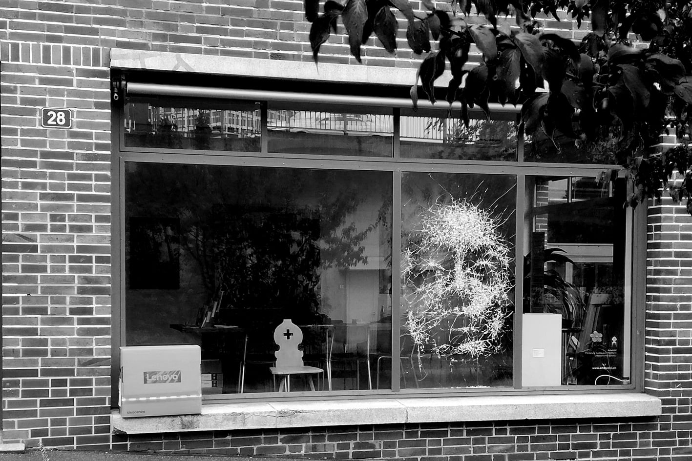 simon berger künstler, dr simon, spleeno, niederönz, glaskunst, broken glass, kamala harris, fotohaefeli