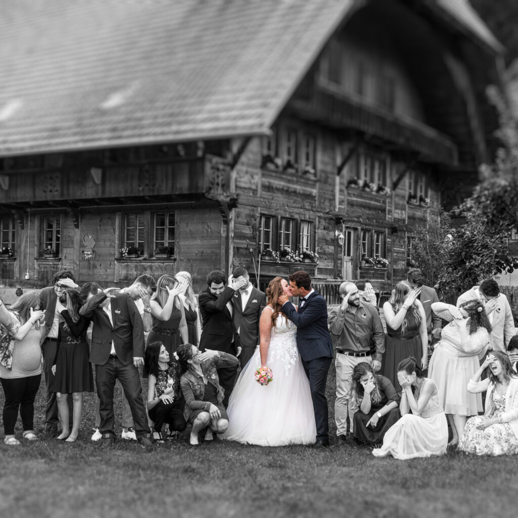 Hochzeitsgesellschaft von Fotograf Jörg Haefeli, Haefeli Fotograf, fotohaefeli.com, Brautpaar in der Mitte, darumherum die Hochzeitsgesellschaft.