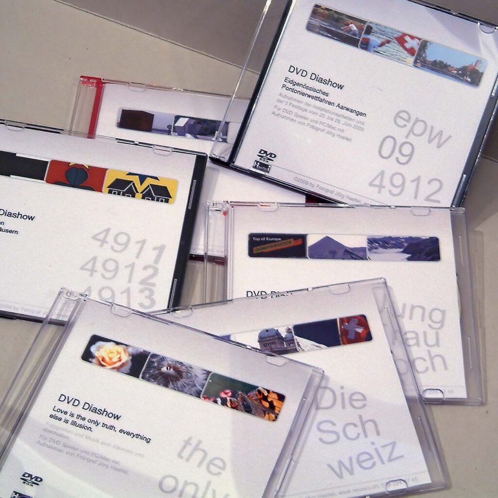Fertig gestaltete DVD Datenträger mit Multimediashows von Hochzeitsfotograf Jörg Haefeli, fotohaefeli im Lagerraum Aarwangen.
