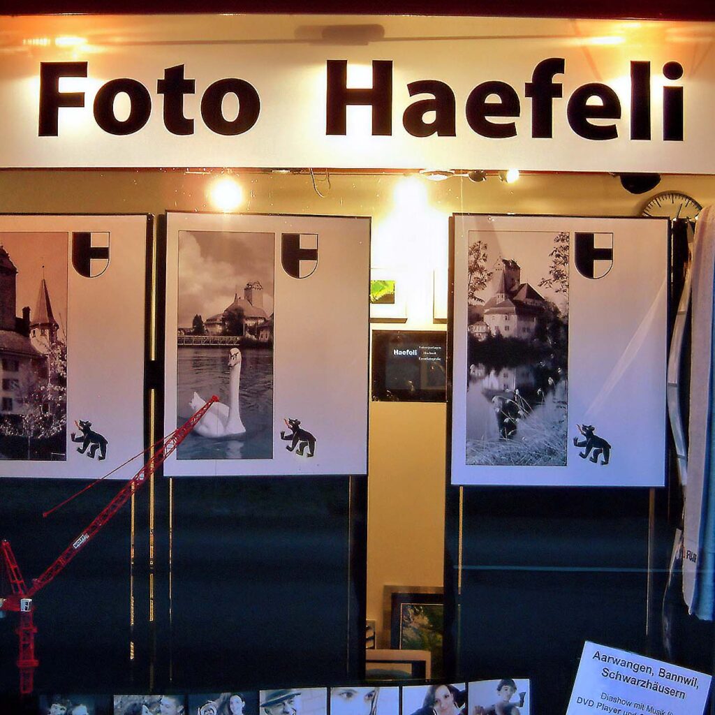 fotohaefeli.com, Hochzeitsfotograf Jörg Haefeli aus Aarwangen. Schaufenster im ehemaligen Ladengeschäft an der Jurastrasse 28 in Aarwangen