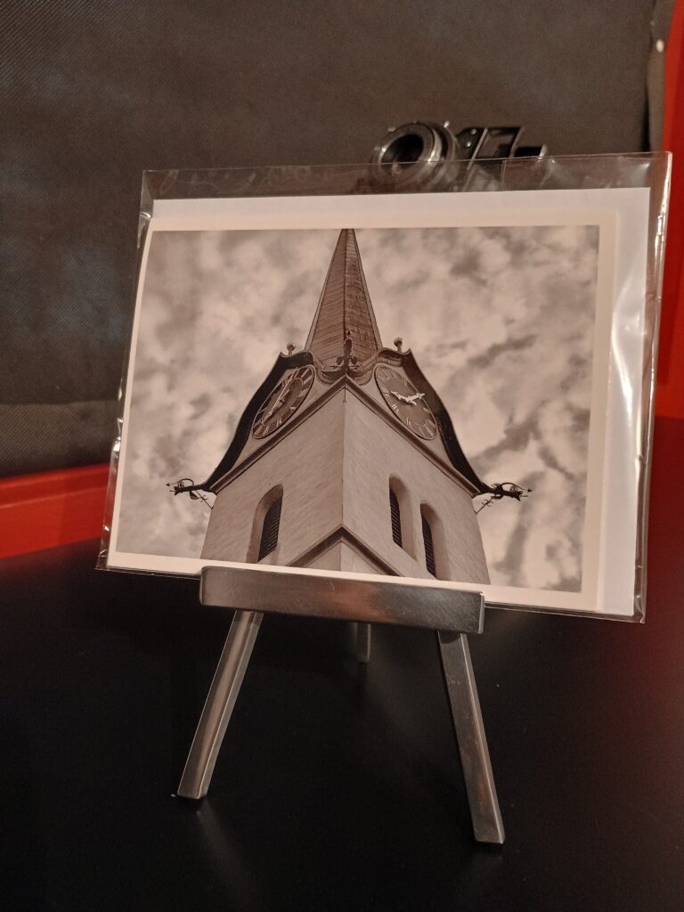 Kirche Aarwangen, Turmdetail mit Zifferblatt in schwarzweiss Aufnahme