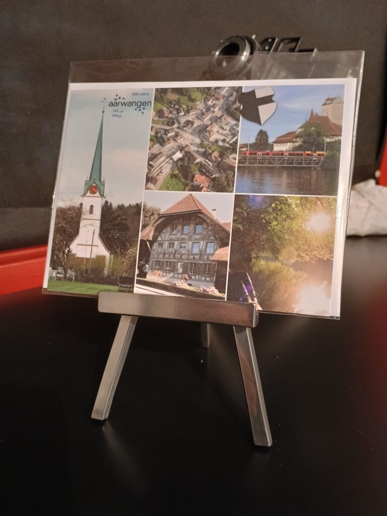 Collage mit Aufnahmen der Gemeinde Aarwangen von fotohaefeli 4912 Aarwangen. Kirche, Tierlihus, Schloss mit Aarebrücke und Bären, Luftaufnahme des Dorfkerns mit altem Primarschulhaus.