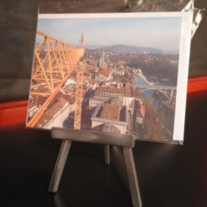 schreibkarte mit einzigartiger perspektive der schweizer hauptstadt bern, wir blicken von einem baukran gegen das münster.