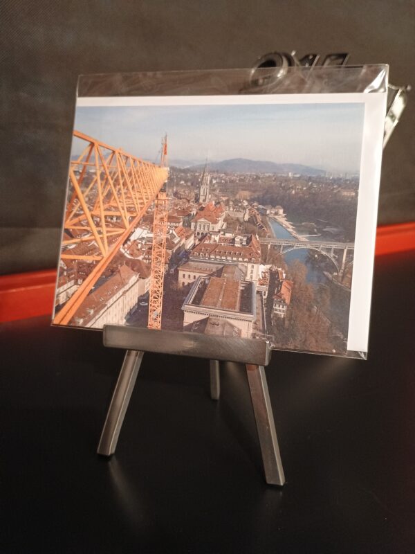 schreibkarte mit einzigartiger perspektive der schweizer hauptstadt bern, wir blicken von einem baukran gegen das münster.