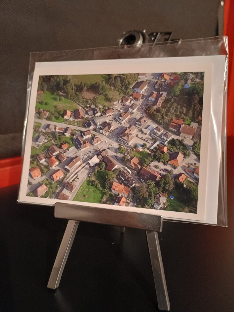 Luftaufnahme mit Fotodrohne Dorfzentrum Aarwangen mit Schulhaus und Bahnhof asm
