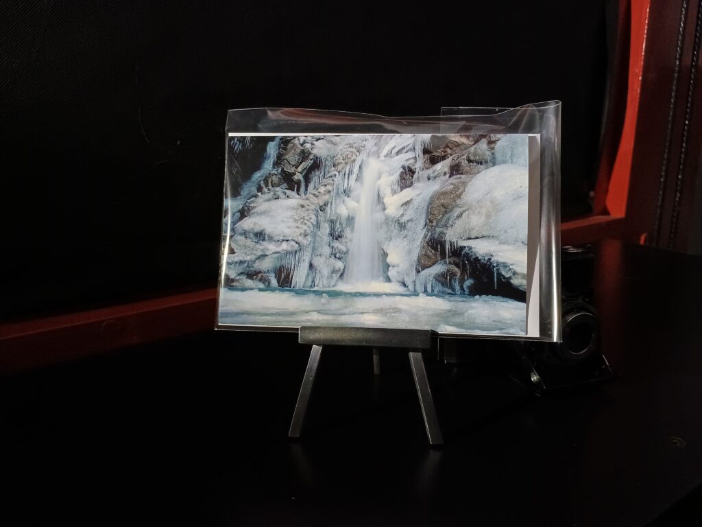 gefrorener wasserfall im winter